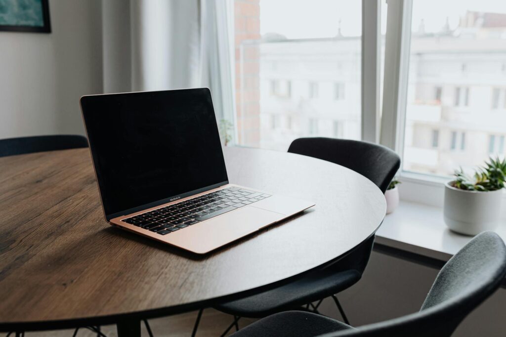Mac vs Windows năm 2026 chọn laptop nào cho công việc