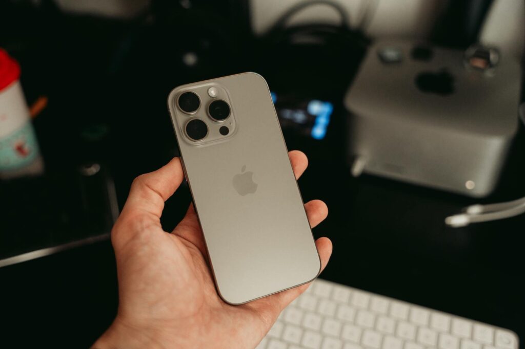 Cách bật và dùng Apple Intelligence trên iPhone tại Việt Nam
