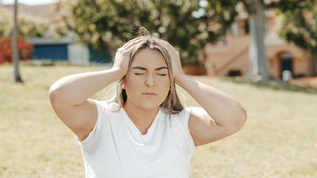 4 loại đau đầu mạn tính phân biệt migraine căng cơ cluster và khi nào cần đi khám