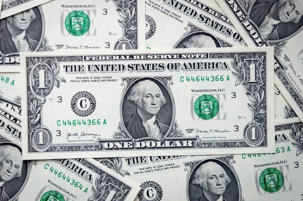 Khi VND mất giá tài sản USD được lợi
